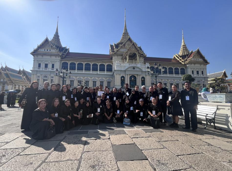 เทศบาลตำบลปะลุรู นำประชาชนเข้าเฝ้าฯ กราบถวายบังคมพระบรมศพสมเด็จพระนางเจ้าสิริกิติ์ พระบรมราชินีนาถ พระบรมราชชนนีพันปีหลวง และศึกษาดูงานโครงการตามพระราชประสงค์หุบกะพง  อำเภอชะอำ